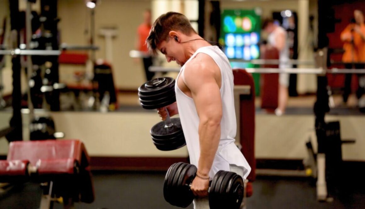 Trening siłowy a spalanie tłuszczu – co działa lepiej niż cardio